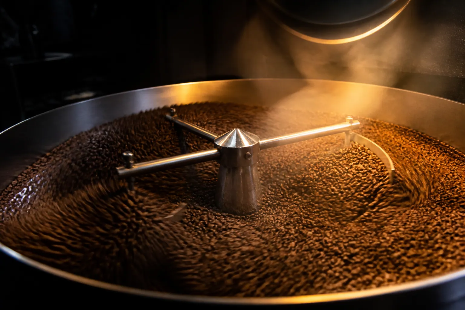 Grains de café refroidissant dans une cuve métallique